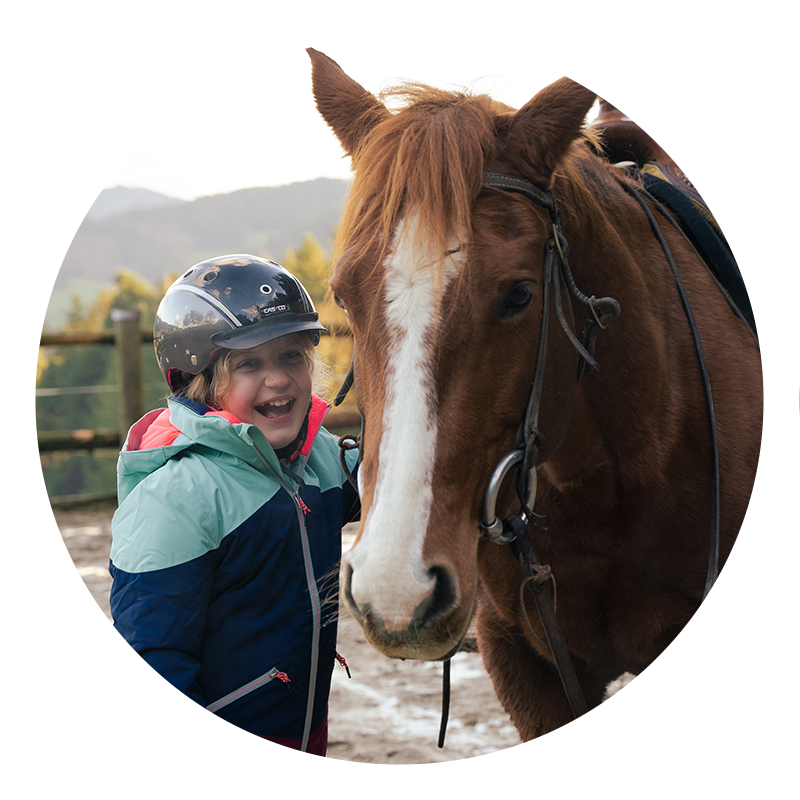 Sophia traut sich nach ihrer Rettung durch die DRF Luftrettung wieder auf ihr Pferd Daisy.