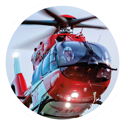Rettungshubschrauber der DRF Luftrettung fliegt zu einem Notfall-Einsatz.